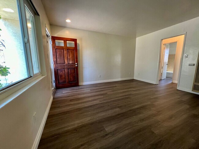 Building Photo - Pet Friendly Unit within Gated Community in North Park! COMPLIMENTARY Laundry! Street Parking Only!