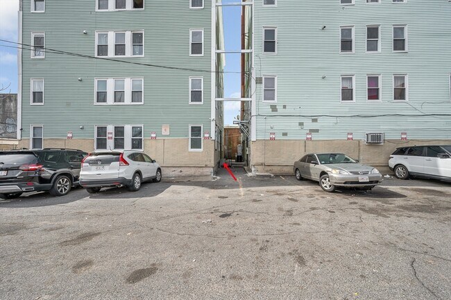 Building Photo - 50 1/2 Common St