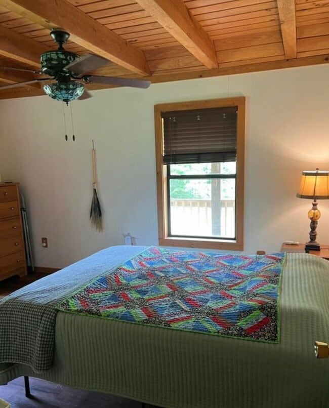 Building Photo - 3 bedroom 1.5 bath Cabin in the woods for ...