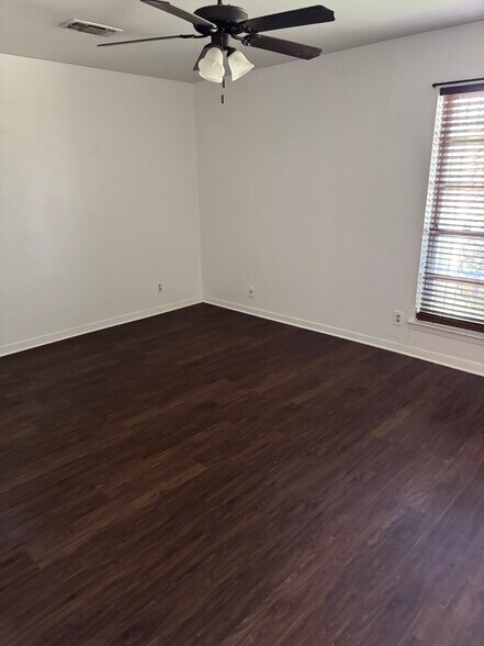 Building Photo - 1806 Crescent Dr