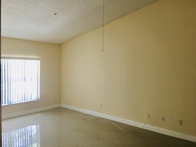 Building Photo - 5016 Lantana Rd