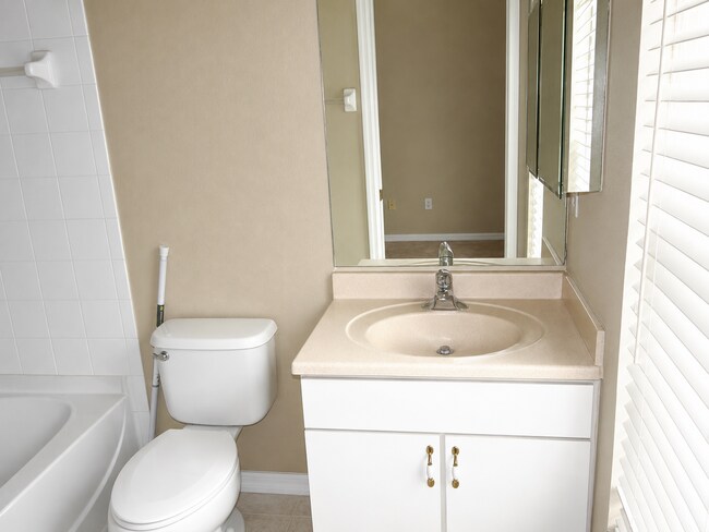 Building Photo - 3b / 2.5 bath  townhome in gated community