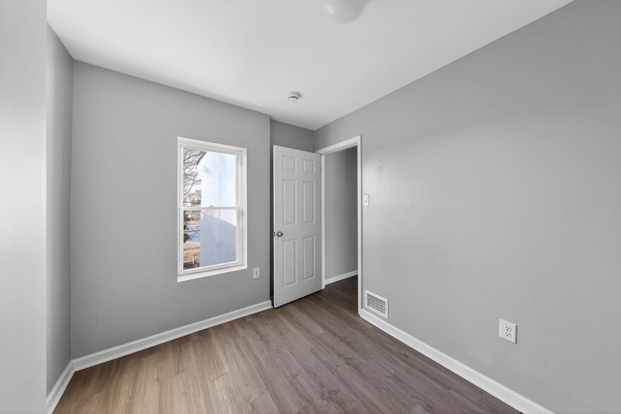 Building Photo - 1316 W 3rd St