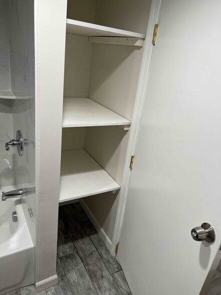 Building Photo - 285 Pearsall Ave