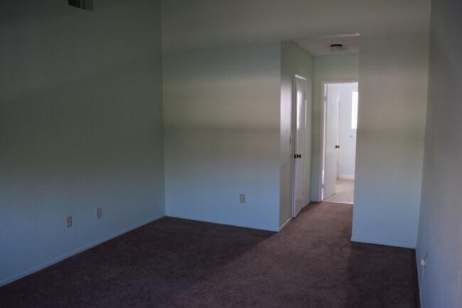 Building Photo - 584 W Huntington Dr