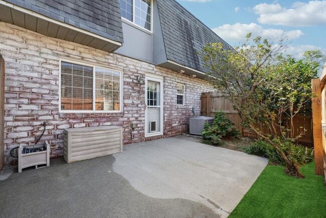 Building Photo - 104 Rondak Cir