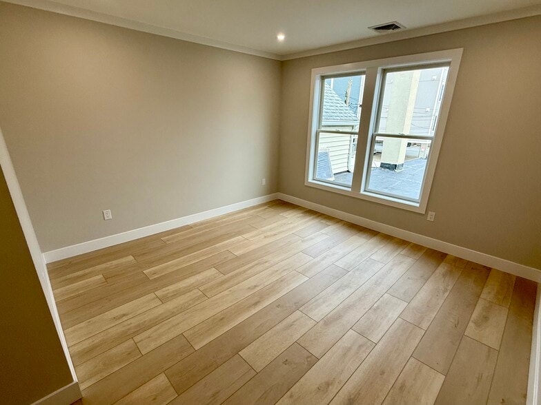 Building Photo - 906 Main St