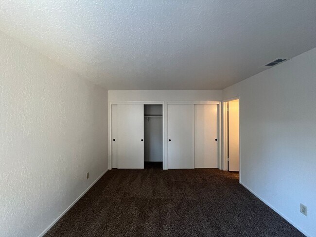 Building Photo - Floyd Ave - Duplex