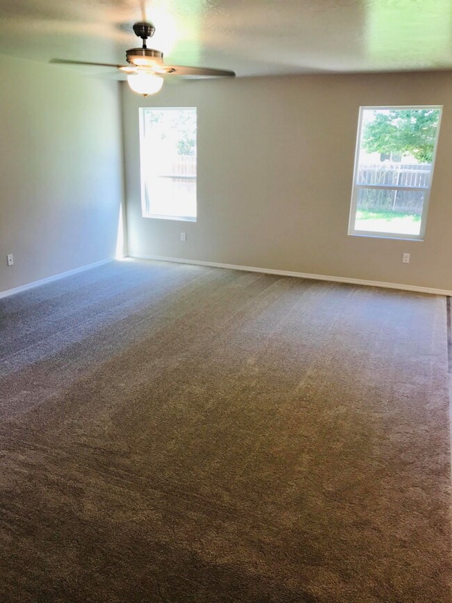 Building Photo - Spacious Home Canterbury Commons!