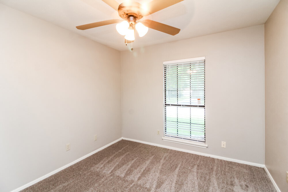 Building Photo - 1385 Southridge Dr