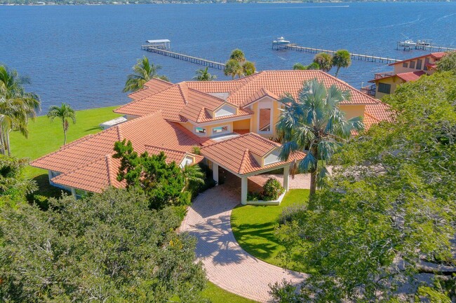 Primary Photo - 901 SE Riverside Dr