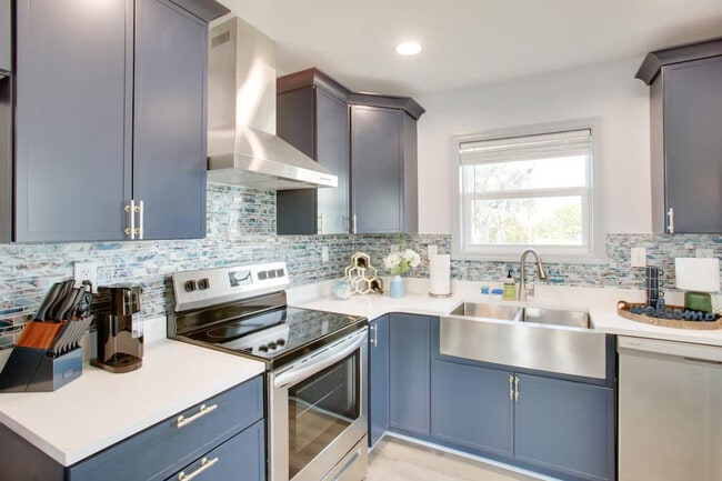 Building Photo - 13611 Catbird Dr