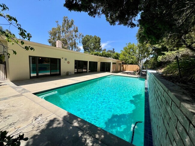 Building Photo - 16641 Park Ln Cir