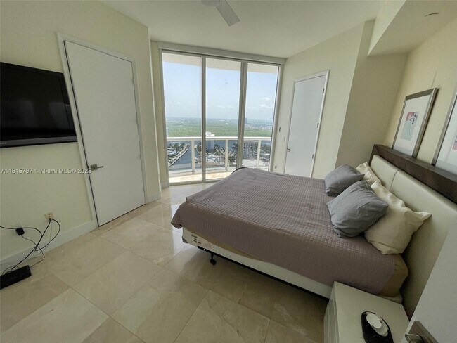 Building Photo - 15901 Collins Ave