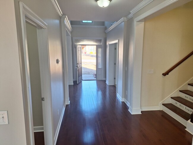 Building Photo - MARCH MOVE IN SPECIAL - $300 off FIRST FUL...