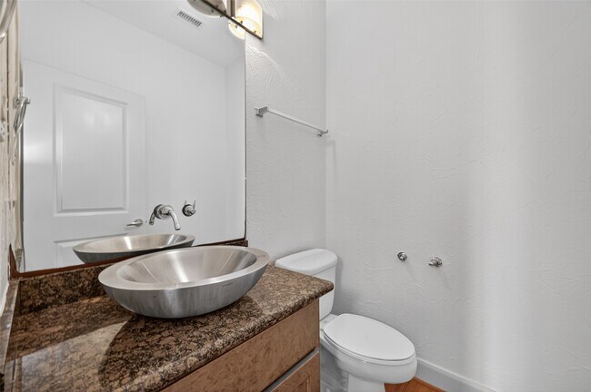 Building Photo - 5018 Lillian St