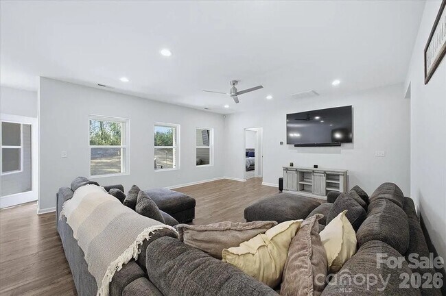 Building Photo - Single Family Home