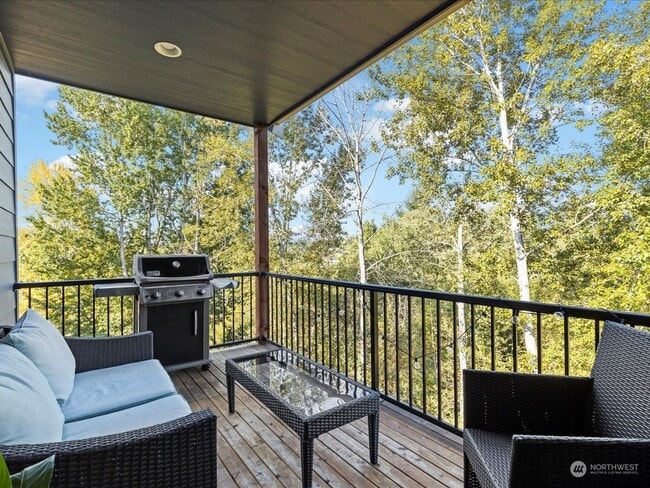 Building Photo - Spacious 4BR End-Unit Townhome + Bonus/Flex Room | A/C | Garage | Greenbelt Views