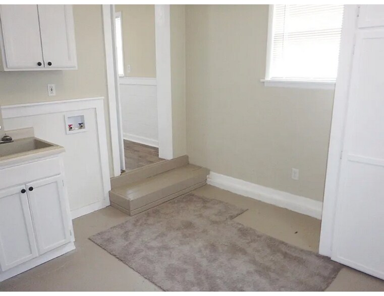 Mudroom - 1903 N Central Ave