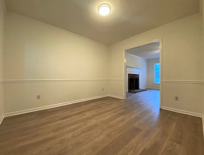 Building Photo - 3 bed, 2 bath 1 1/2 story - East Charlotte...