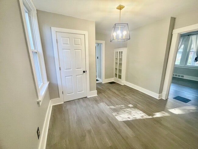 Building Photo - 3 Bedroom 1.5 Bath in Dormont! Off Street ...