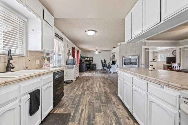 Building Photo - Madera Ranchos Home, 3BR/2BA, Built 1986 -...