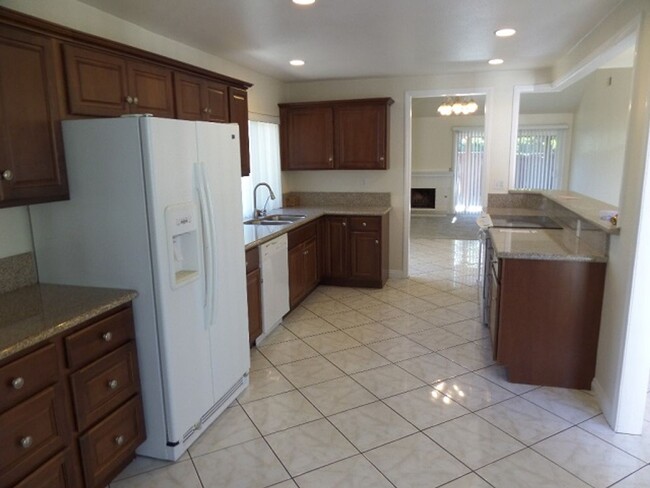 Building Photo - 3 Bedroom-2 Bathroom Single Story Home in ...