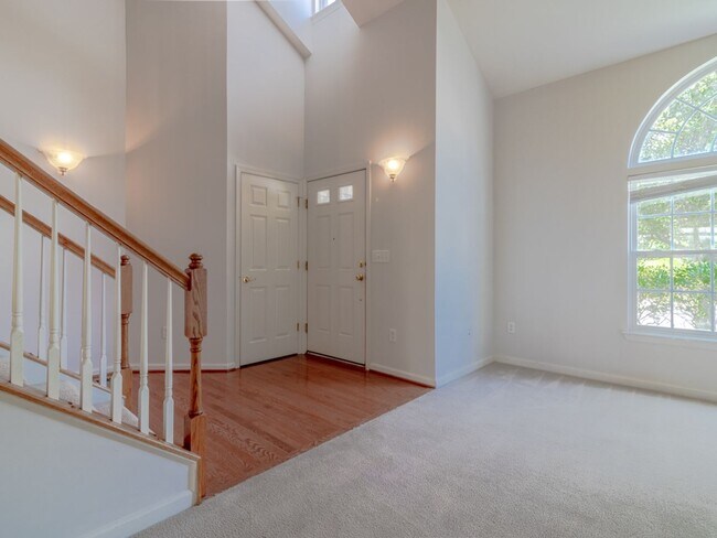 Building Photo - Spacious Unfurnished 3-BR, 2.5-BA year-rou...
