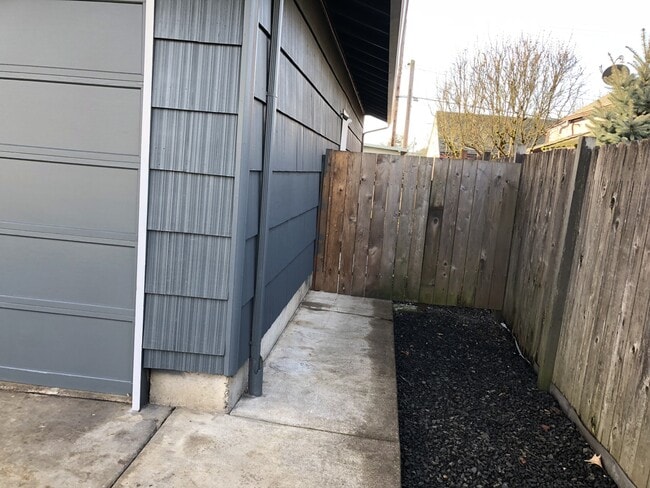 Building Photo - Two bedroom one bath duplex in Springfield!