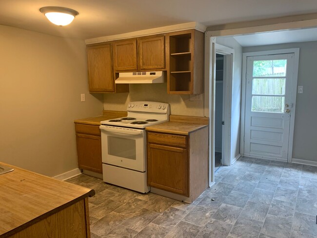 Building Photo - 3 bedroom 1.5 bathroom located in Carlisle...