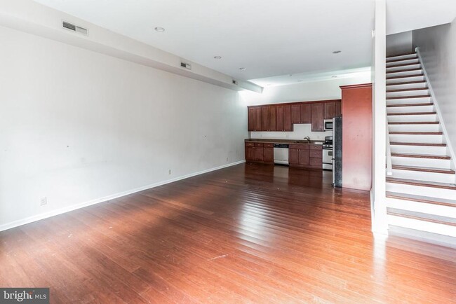 Primary Photo - 2355 E York St