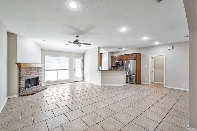 Building Photo - 3 Bed 2 Bath Home Ready To Rent ASAP!