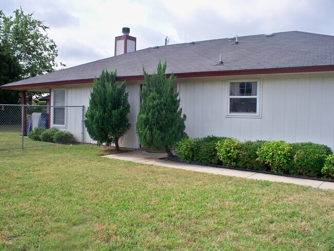 Building Photo - 2414 Tracey Ann Ln