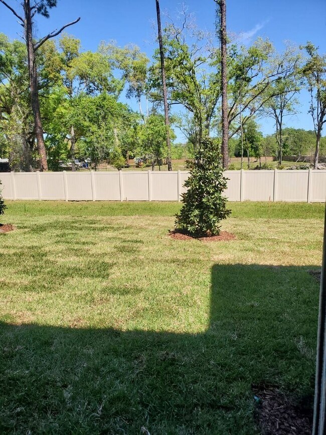 Building Photo - 3BR/2.5BA Townhome in Cul-de-Sac. Garage. Small Pets Welcome! Minutes from Treaty Park!