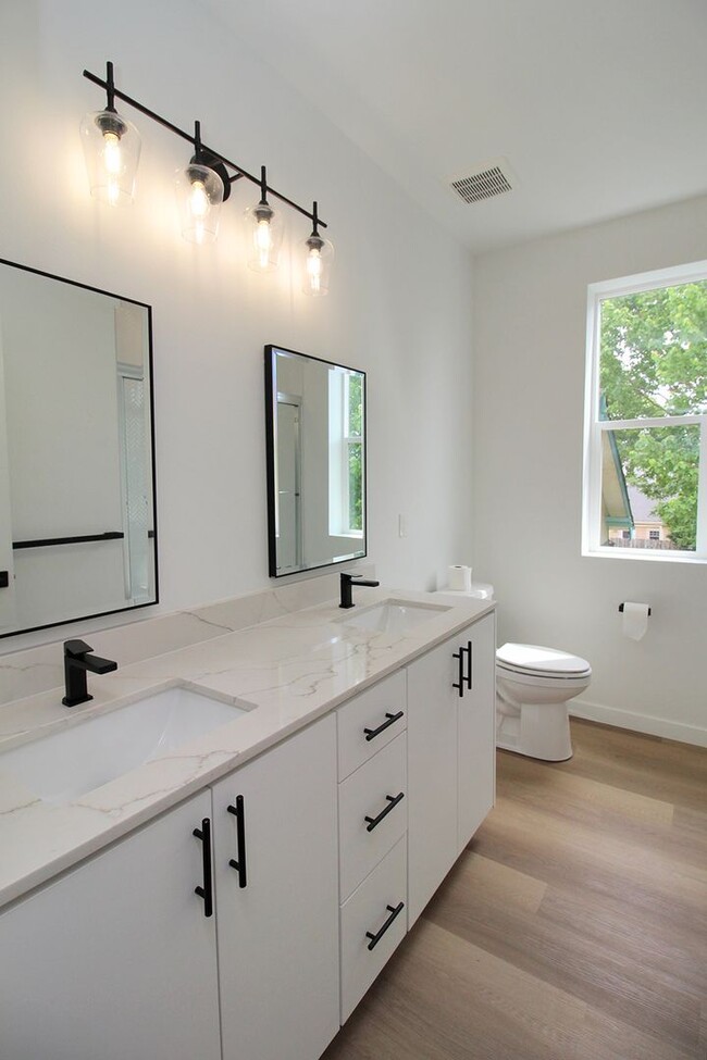 Building Photo - 2516 NE Flanders St