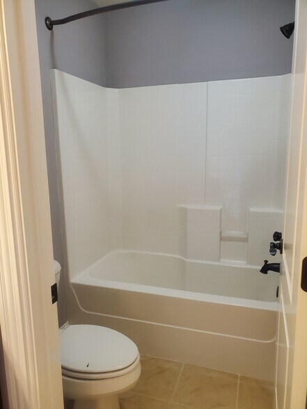 Upstairs Tub in 1 Bath - 1005 Brittain Downs Dr