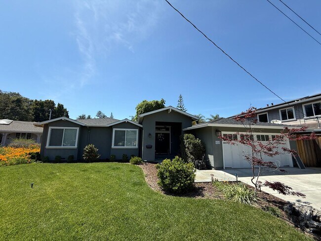 Building Photo - Beautiful 3 Bed 2.5 Bath Home in the Prune...