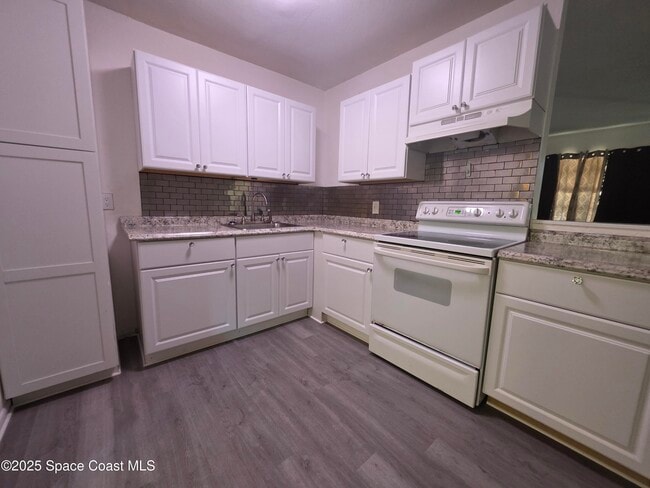 Building Photo - 747 E University Blvd