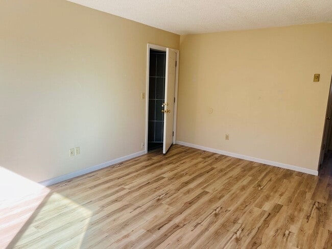 Building Photo - 2Bed/1Bath Second Floor Apartment in Brooklyn Neighborhood