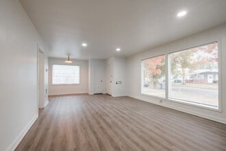 Building Photo - 2490 Maple Ave NE