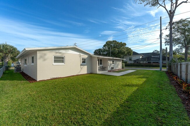 Building Photo - Mid-Century  3 bed/ 2 bath rental home wit...