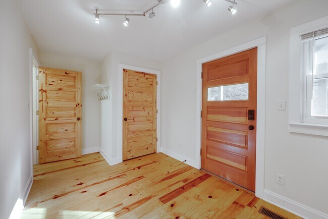 Building Photo - 145 Hendrix Ave