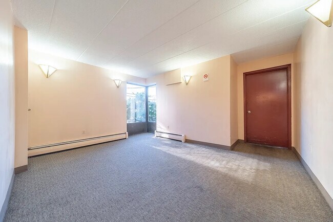 Building Photo - 134-46 Maple Ave