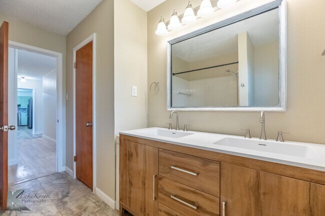 Building Photo - 4 BED, 2 BATH, 2 CAR GARAGE!