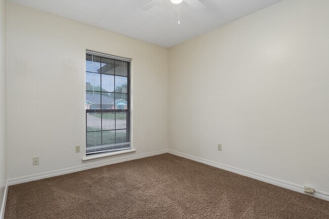 Building Photo - 5602 Pampus Ln