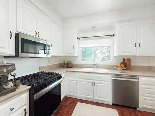 Building Photo - Gorgeous 2 Bed with Views East to the Moun...