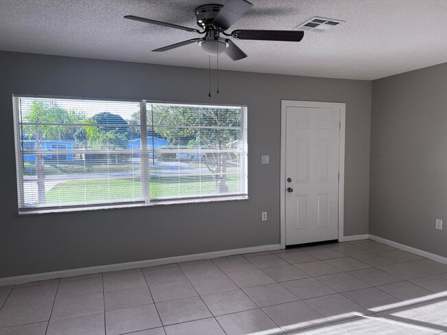 Building Photo - ~~3/1.5 Single Family Home~~   *PRICE REDUCTION*