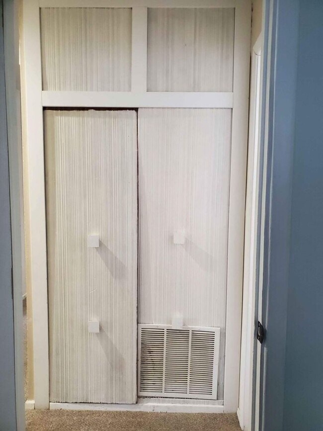 Building Photo - 2030 College Heights Rd