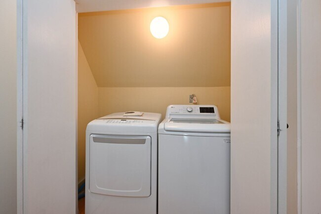 Building Photo - **PERFECTLY SITUATED TOWNHOME IN GREEN HIL...