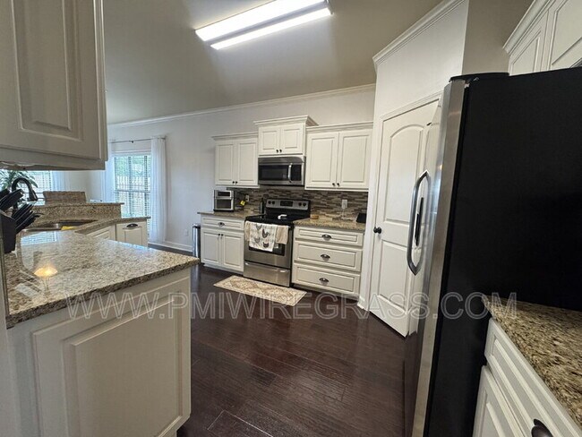 Building Photo - 303 Ponderosa Dr